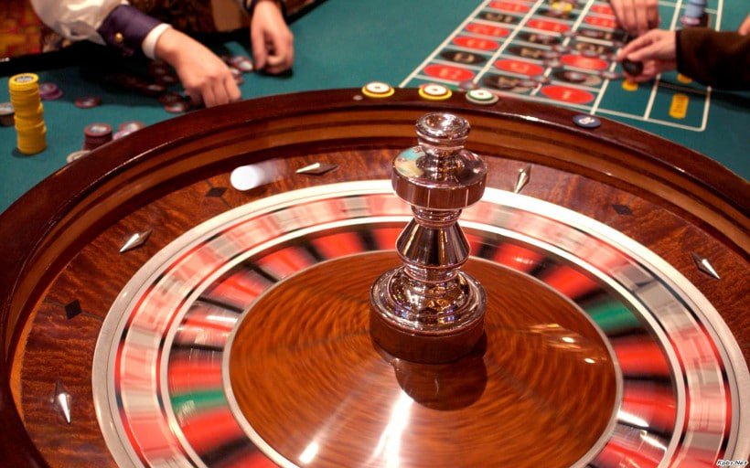 Split-screen view of Buffalo King reels and live baccarat table on dewi188 login mobile app